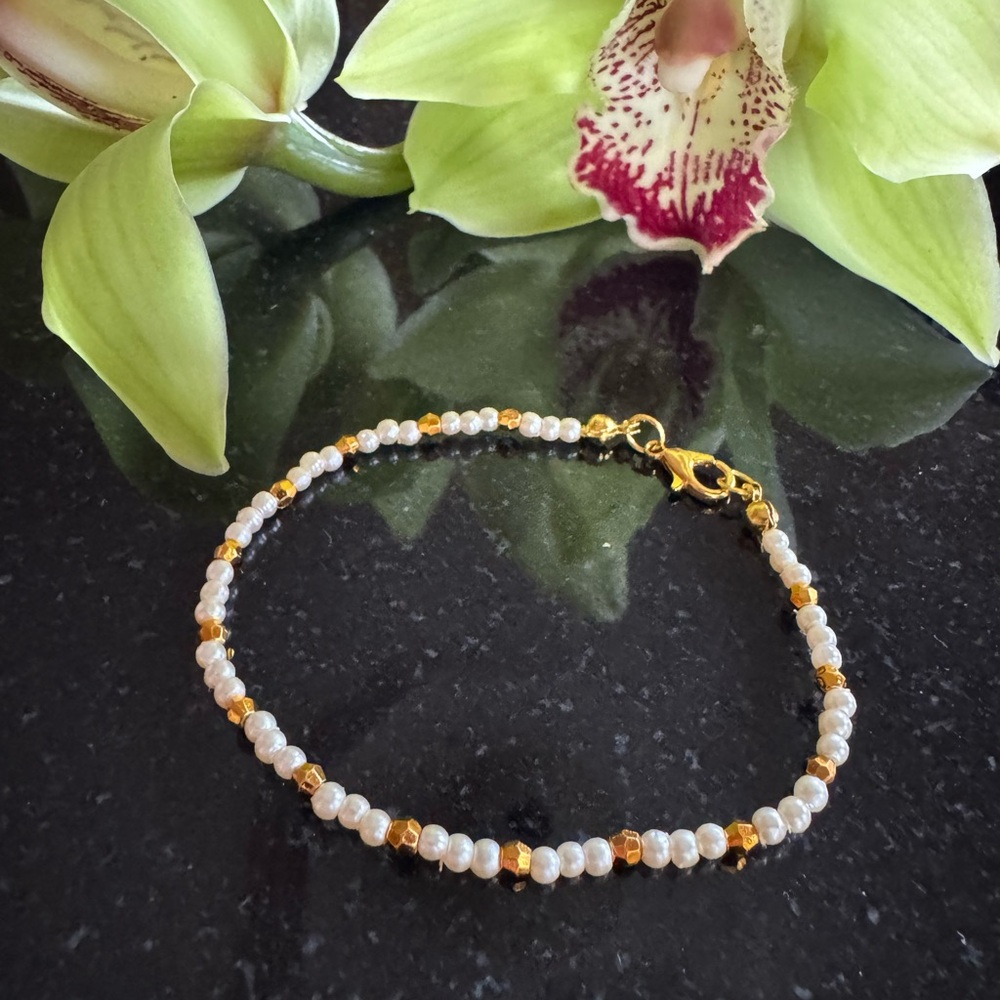 NWT Elegant Gold and White beaded Anklet - Bracelet